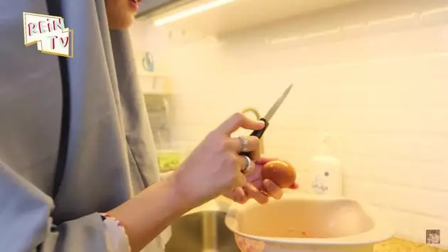 momen Dinda Hauw masak © YouTube/Rein TV momen Dinda Hauw masak © YouTube/Rein TV