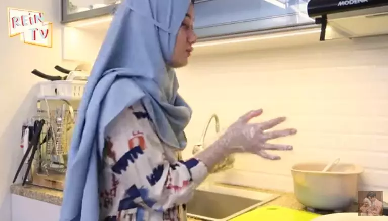 momen Dinda Hauw masak © YouTube/Rein TV momen Dinda Hauw masak © YouTube/Rein TV