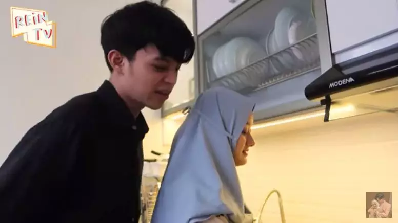 momen Dinda Hauw masak © YouTube/Rein TV momen Dinda Hauw masak © YouTube/Rein TV