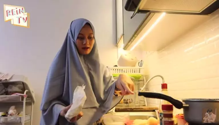 momen Dinda Hauw masak © YouTube/Rein TV momen Dinda Hauw masak © YouTube/Rein TV