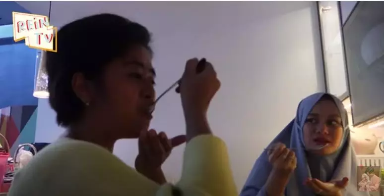 momen Dinda Hauw masak © YouTube/Rein TV momen Dinda Hauw masak © YouTube/Rein TV