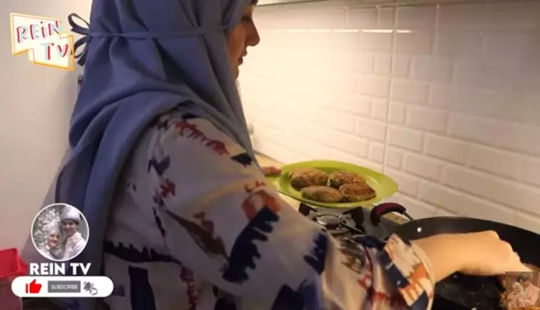 momen Dinda Hauw masak © YouTube/Rein TV momen Dinda Hauw masak © YouTube/Rein TV