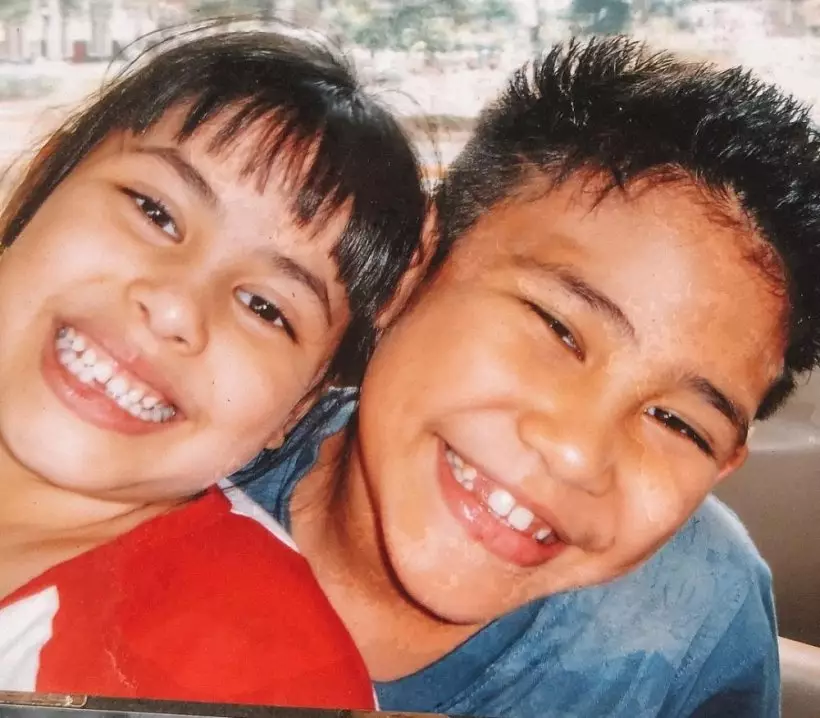 Potret lawas aktris dengan sudara laki-laki © 2021 brilio.net