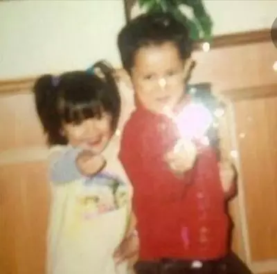 Potret lawas aktris dengan sudara laki-laki © 2021 brilio.net