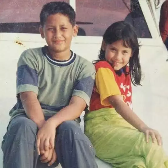 Potret lawas aktris dengan sudara laki-laki © 2021 brilio.net