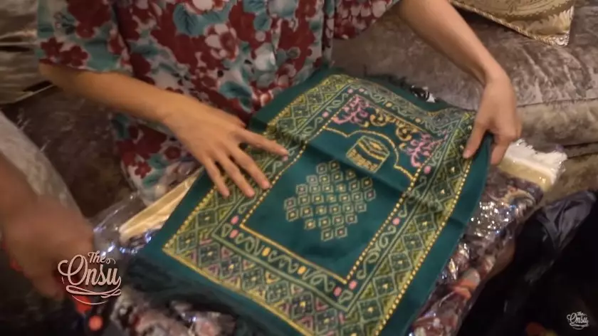 Momen Sarwendah bongkar belanjaan Youtube/The Onsu Family