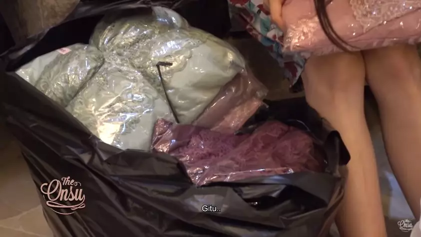 Momen Sarwendah bongkar belanjaan Youtube/The Onsu Family