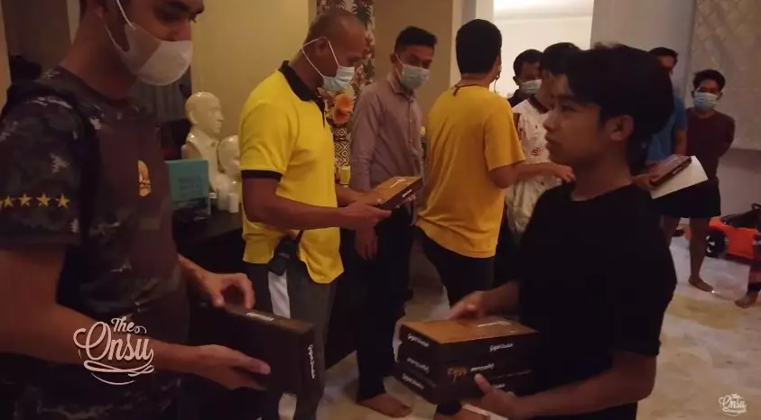 Momen Sarwendah bongkar belanjaan Youtube/The Onsu Family