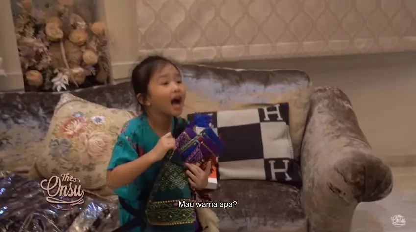 Momen Sarwendah bongkar belanjaan Youtube/The Onsu Family
