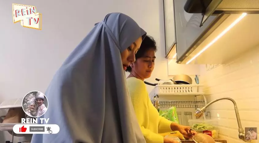 momen dinda hauw masak steak © YouTube momen dinda hauw masak steak © YouTube