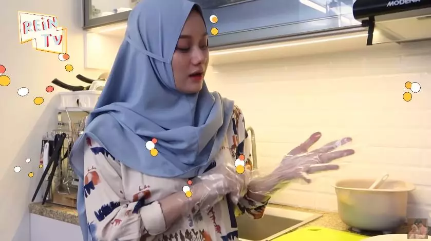 momen dinda hauw masak steak © YouTube momen dinda hauw masak steak © YouTube