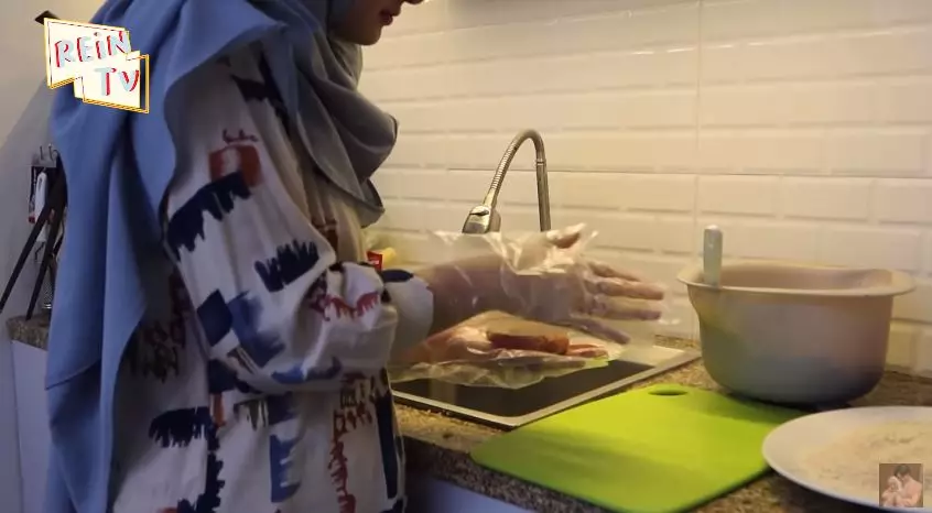 momen dinda hauw masak steak © YouTube momen dinda hauw masak steak © YouTube