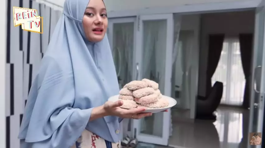 momen dinda hauw masak steak © YouTube momen dinda hauw masak steak © YouTube