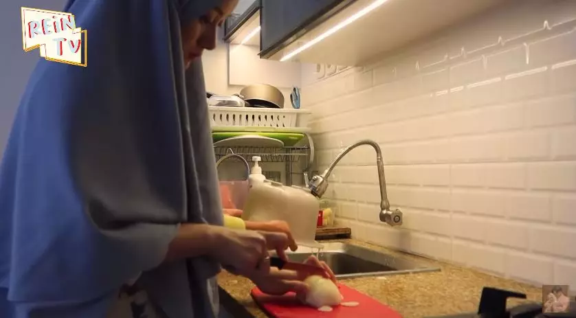 momen dinda hauw masak steak © YouTube momen dinda hauw masak steak © YouTube