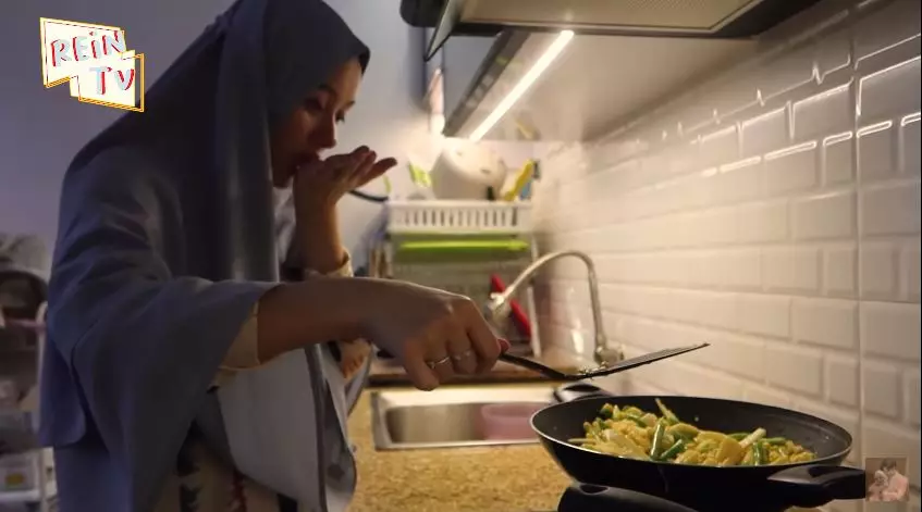 momen dinda hauw masak steak © YouTube momen dinda hauw masak steak © YouTube