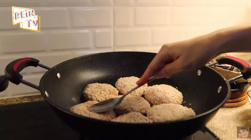 momen dinda hauw masak steak © YouTube momen dinda hauw masak steak © YouTube