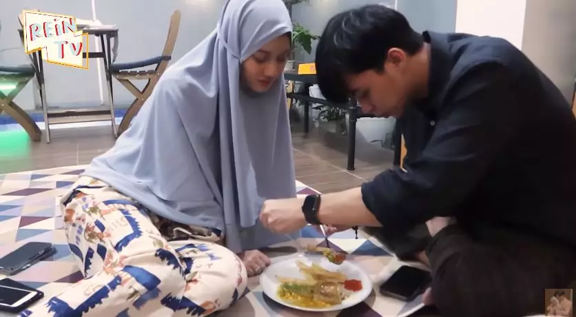 momen dinda hauw masak steak © YouTube momen dinda hauw masak steak © YouTube