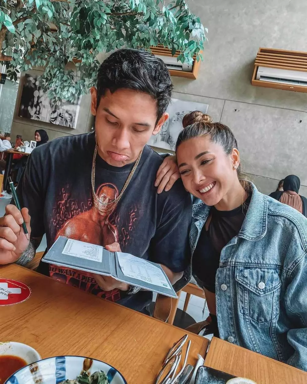 Potret romantis 9 Ratu FTV dan pasangan dari berbagai sumber Potret romantis 9 Ratu FTV dan pasangan dari berbagai sumber