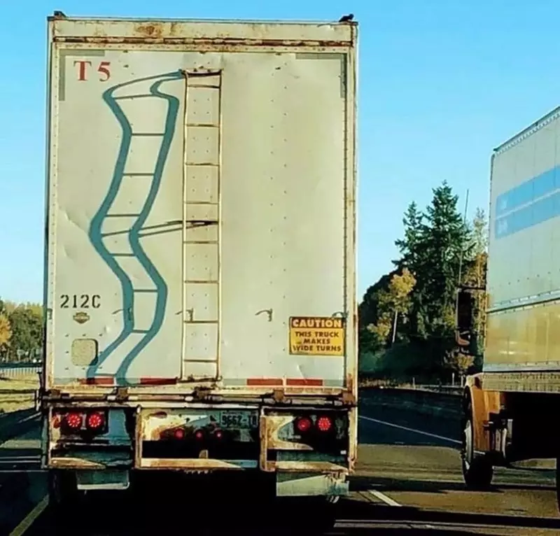 bayangan absurd © 2021 berbagai sumber