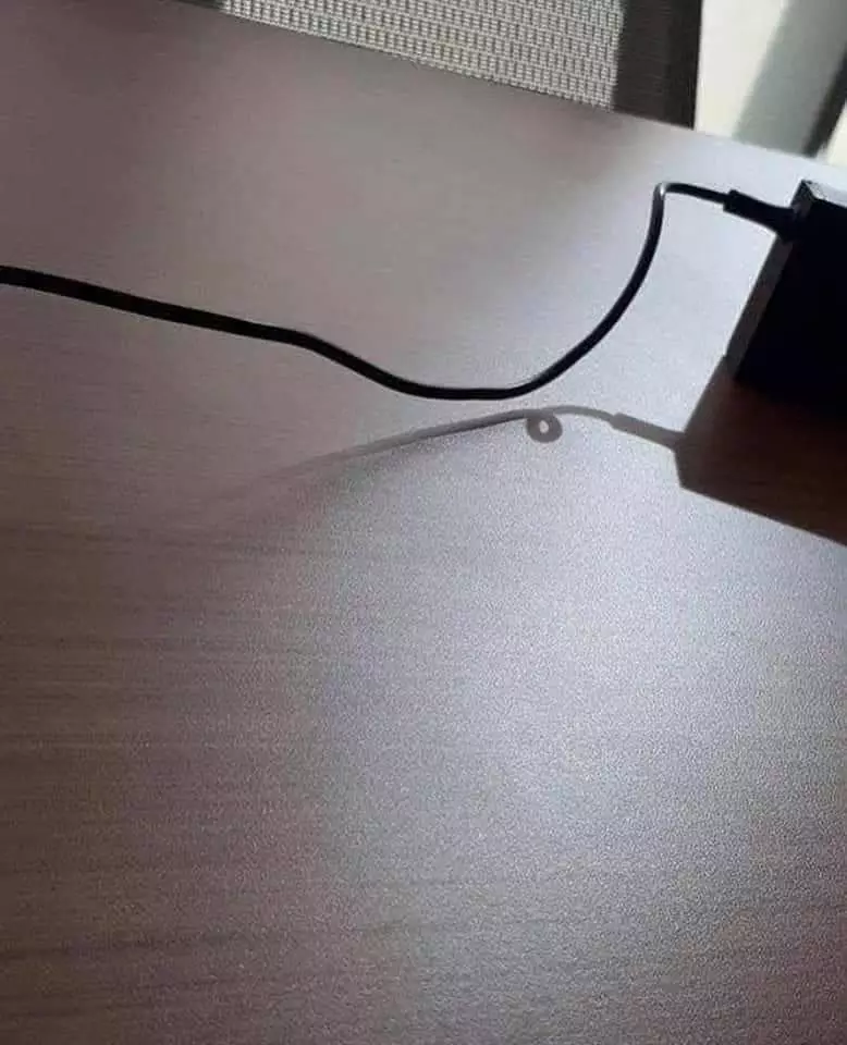 bayangan absurd © 2021 berbagai sumber