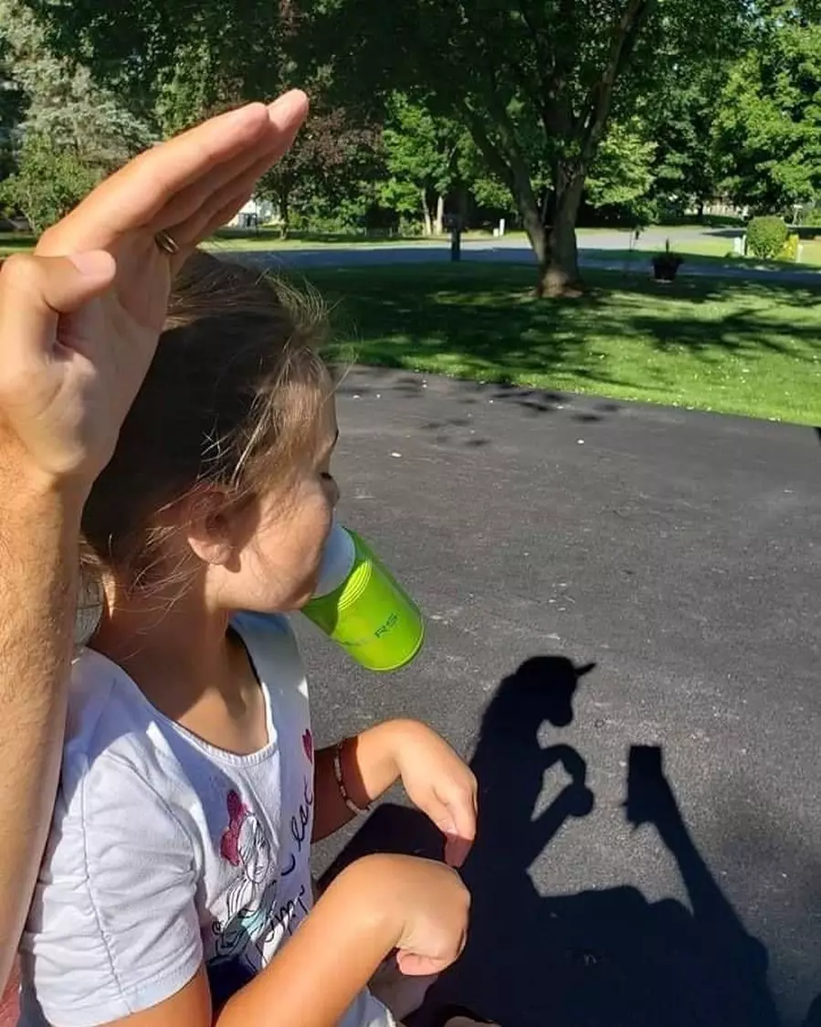 bayangan absurd © 2021 berbagai sumber