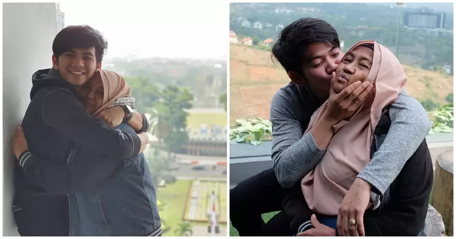 pedangdut pria bareng ibunya © 2021 berbagai sumber