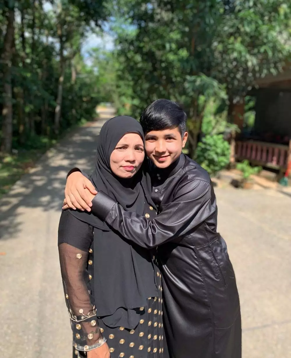 pedangdut pria bareng ibunya © 2021 berbagai sumber