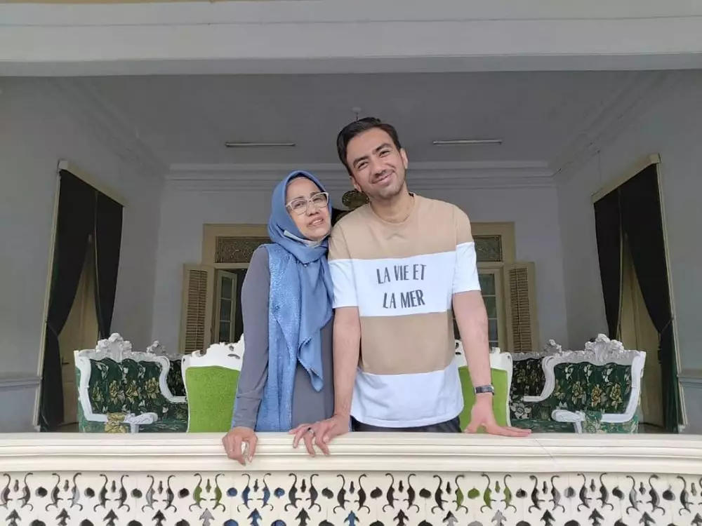 pedangdut pria bareng ibunya © 2021 berbagai sumber