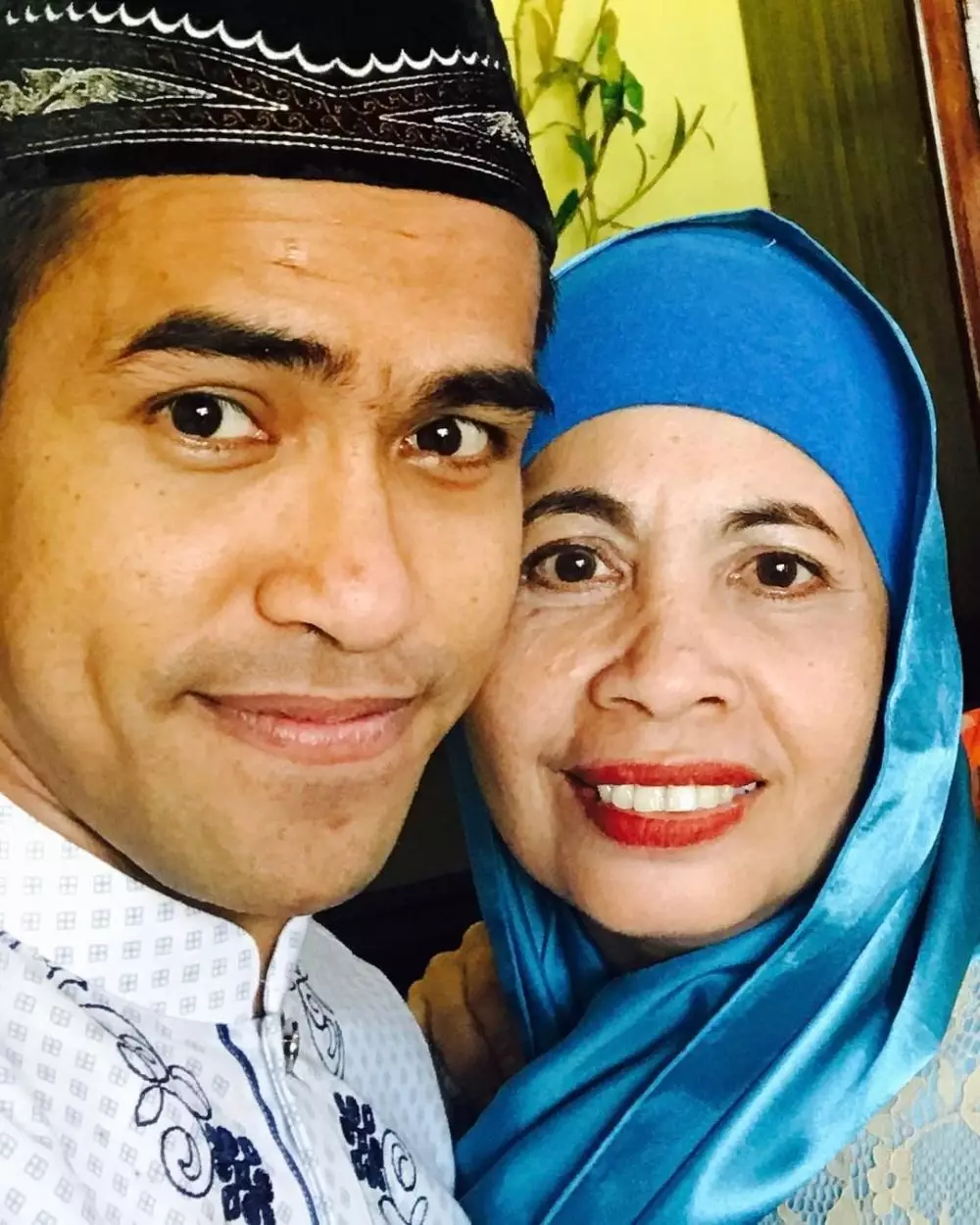 pedangdut pria bareng ibunya © 2021 berbagai sumber