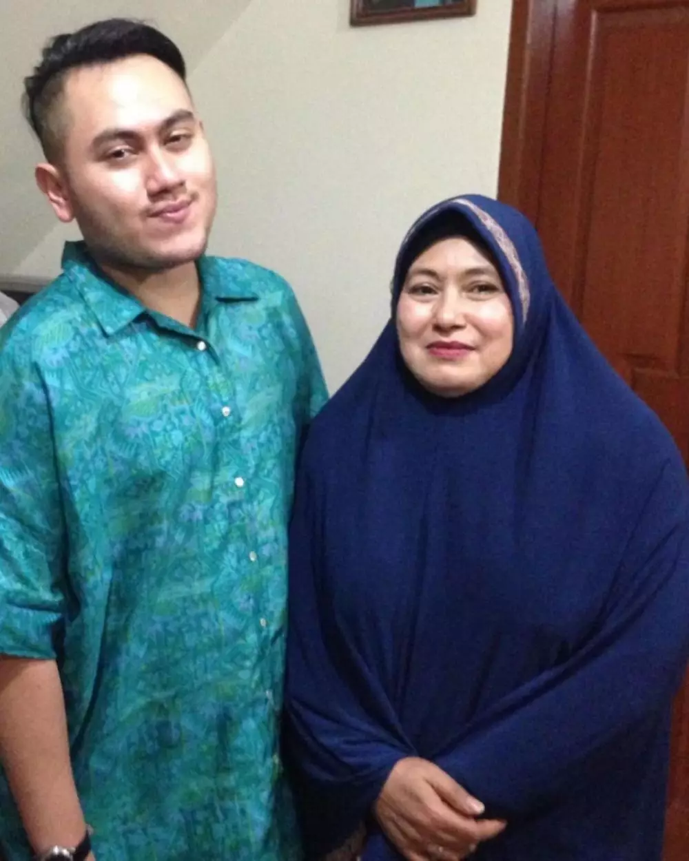 pedangdut pria bareng ibunya © 2021 berbagai sumber