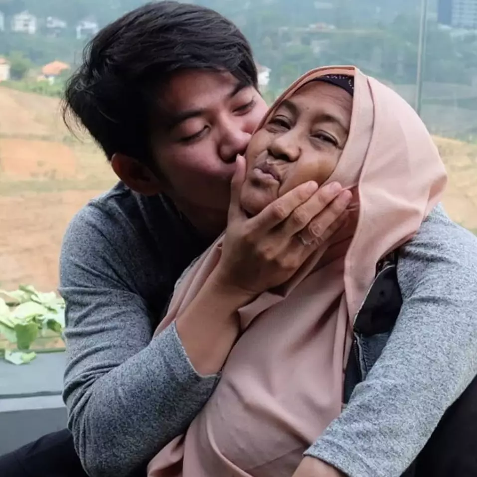 Potret 10 penyanyi dangdut pria bareng ibunya, curi perhatian