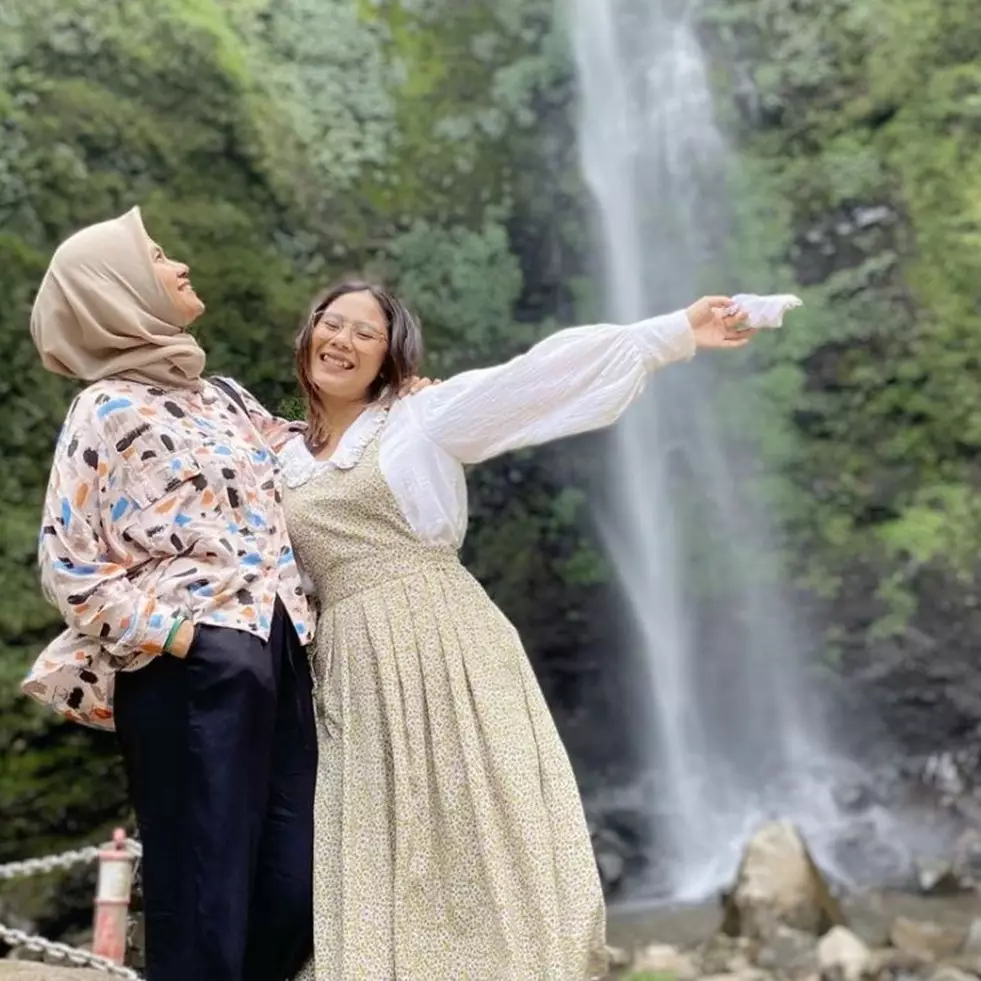 Potret kebersamaan 10 penyanyi cantik dan ibunya ini bak kakak adik