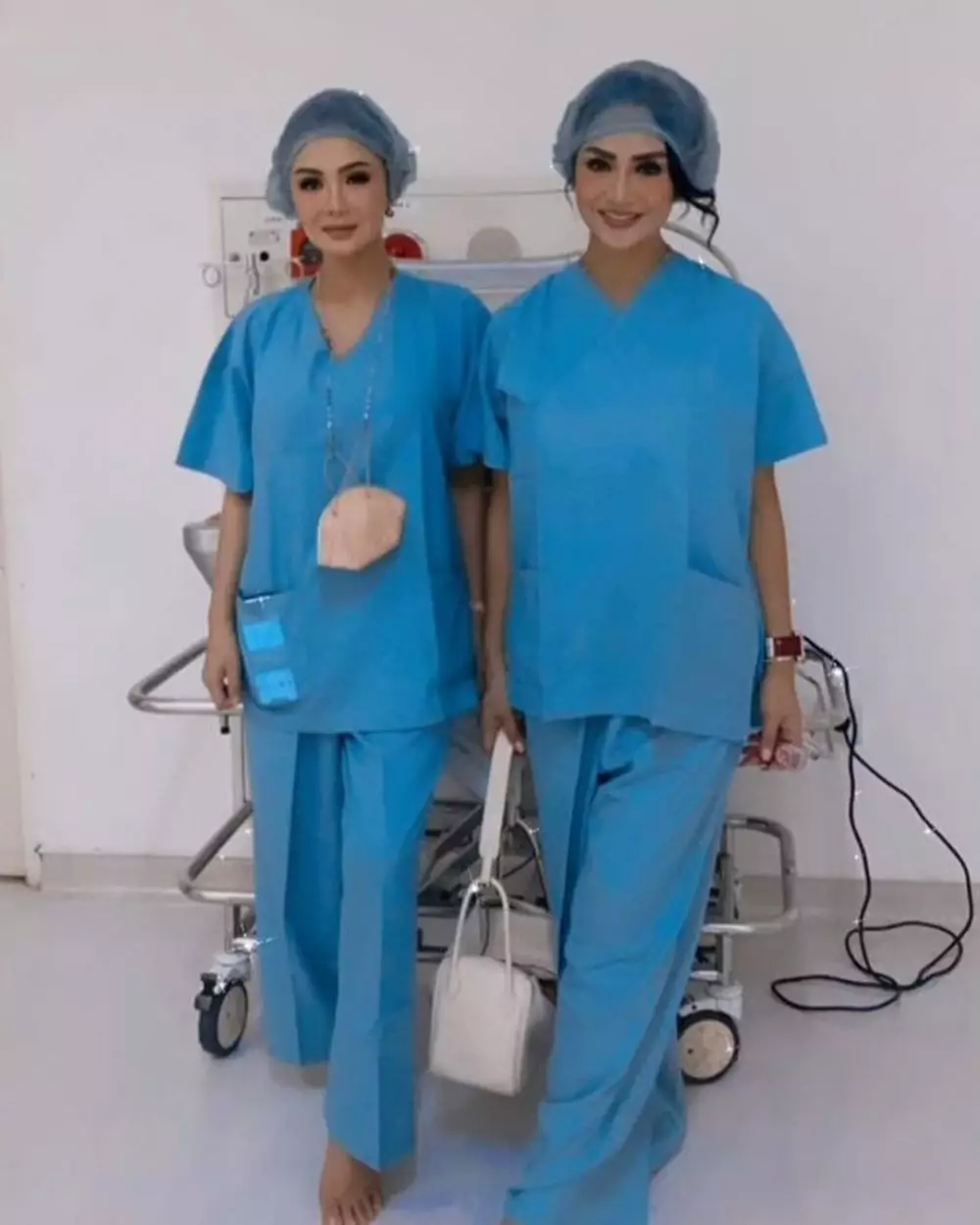 Kartika Sary melahirkan © berbagai sumber