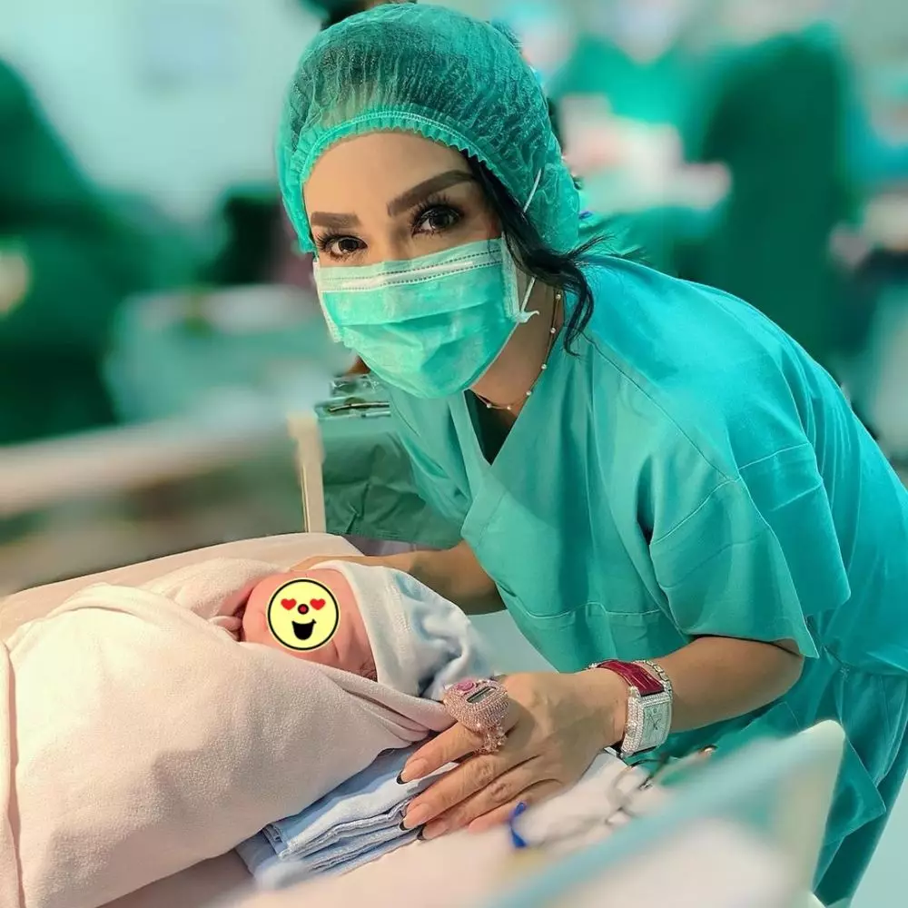 Kartika Sary melahirkan © berbagai sumber