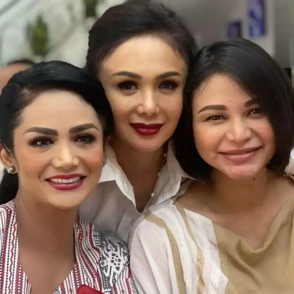 6 Momen kompak Yuni Shara dan Krisdayanti temani adiknya melahirkan