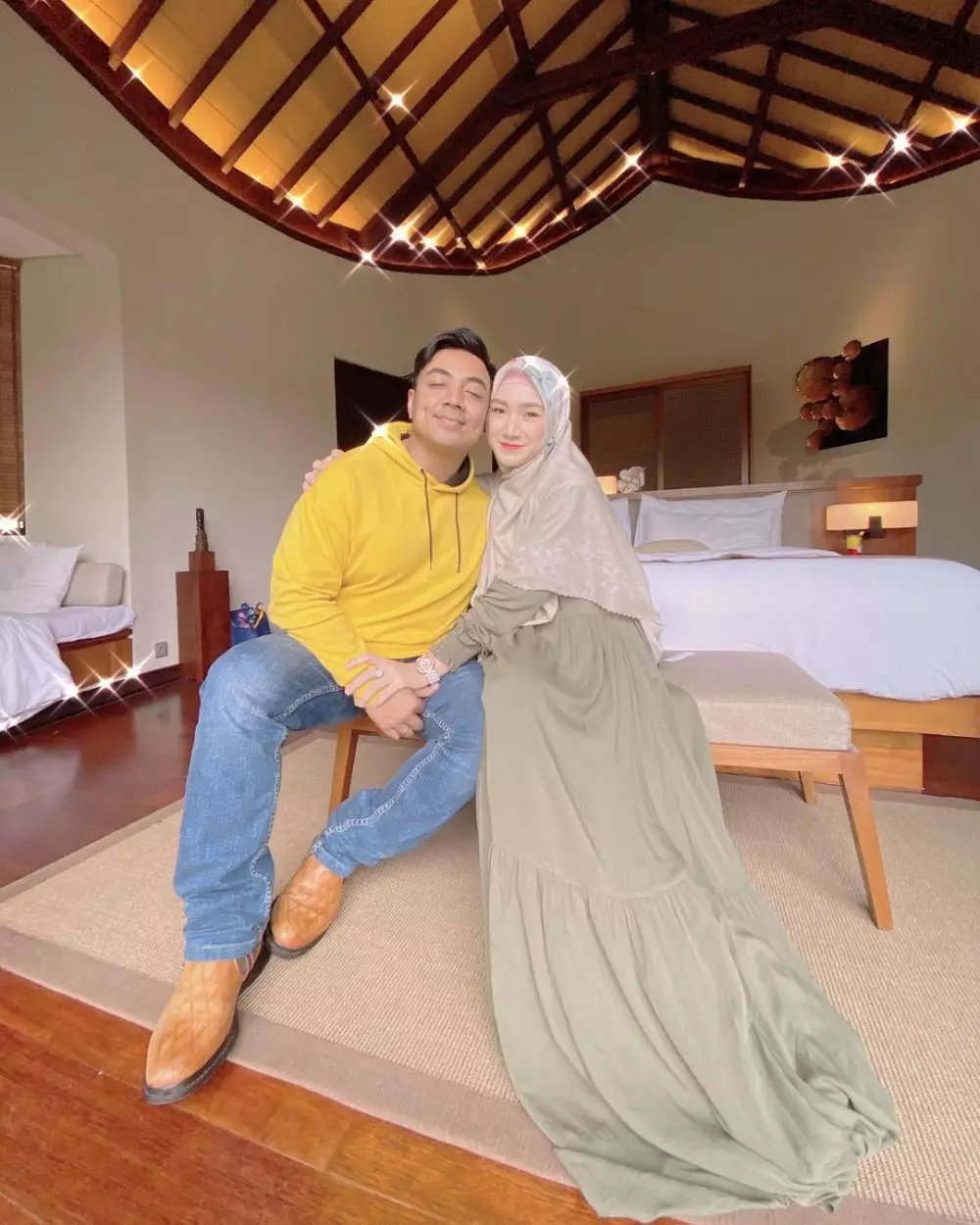 outfit April Jasmine dan Indri Giana © 2021 berbagai sumber outfit April Jasmine dan Indri Giana © 2021 berbagai sumber