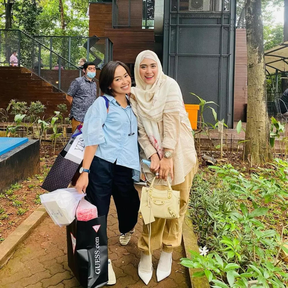 outfit April Jasmine dan Indri Giana © 2021 berbagai sumber outfit April Jasmine dan Indri Giana © 2021 berbagai sumber