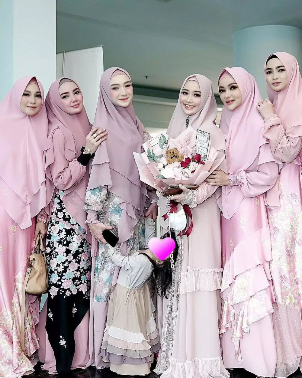 outfit April Jasmine dan Indri Giana © 2021 berbagai sumber outfit April Jasmine dan Indri Giana © 2021 berbagai sumber