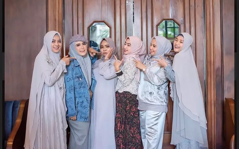 outfit April Jasmine dan Indri Giana © 2021 berbagai sumber outfit April Jasmine dan Indri Giana © 2021 berbagai sumber