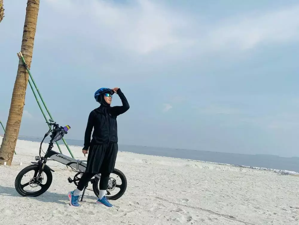 outfit April Jasmine dan Indri Giana © 2021 berbagai sumber outfit April Jasmine dan Indri Giana © 2021 berbagai sumber