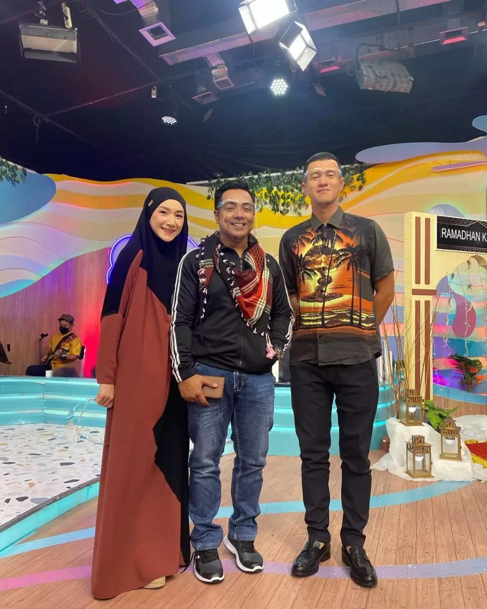 outfit April Jasmine dan Indri Giana © 2021 berbagai sumber outfit April Jasmine dan Indri Giana © 2021 berbagai sumber