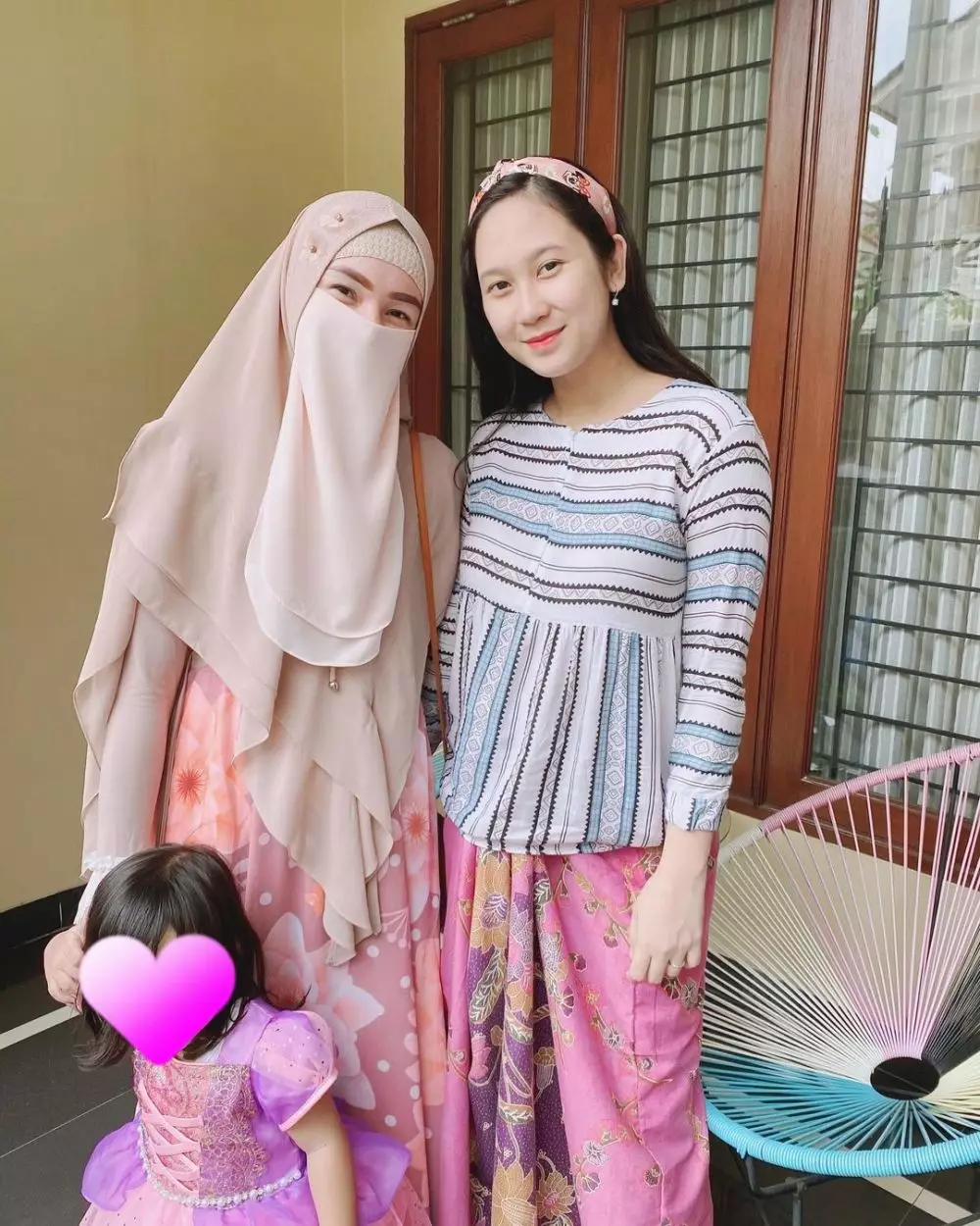 outfit April Jasmine dan Indri Giana © 2021 berbagai sumber outfit April Jasmine dan Indri Giana © 2021 berbagai sumber