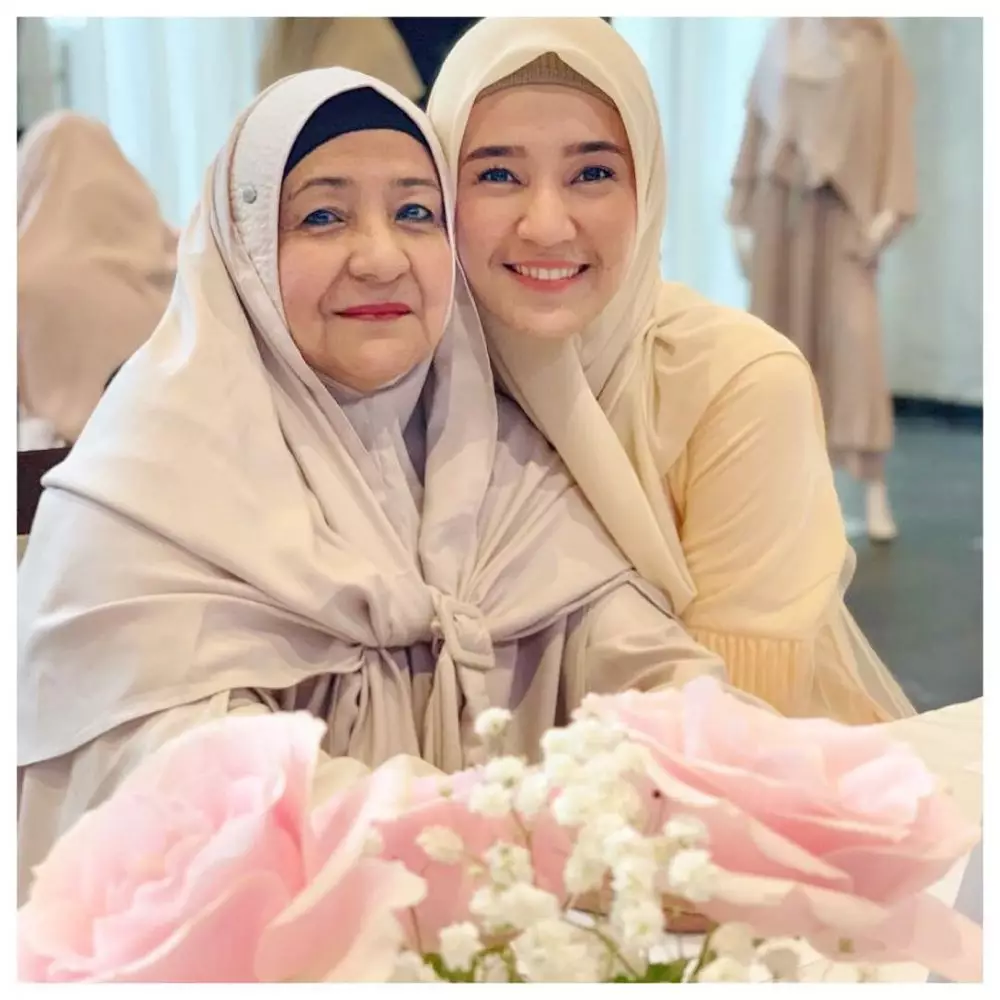 potret Dini Aminarti bermakeup tebal © 2021 brilio.net