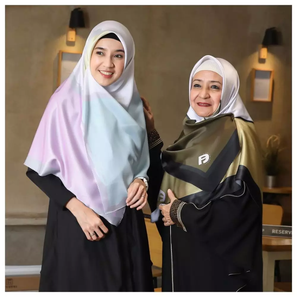 potret Dini Aminarti bermakeup tebal © 2021 brilio.net