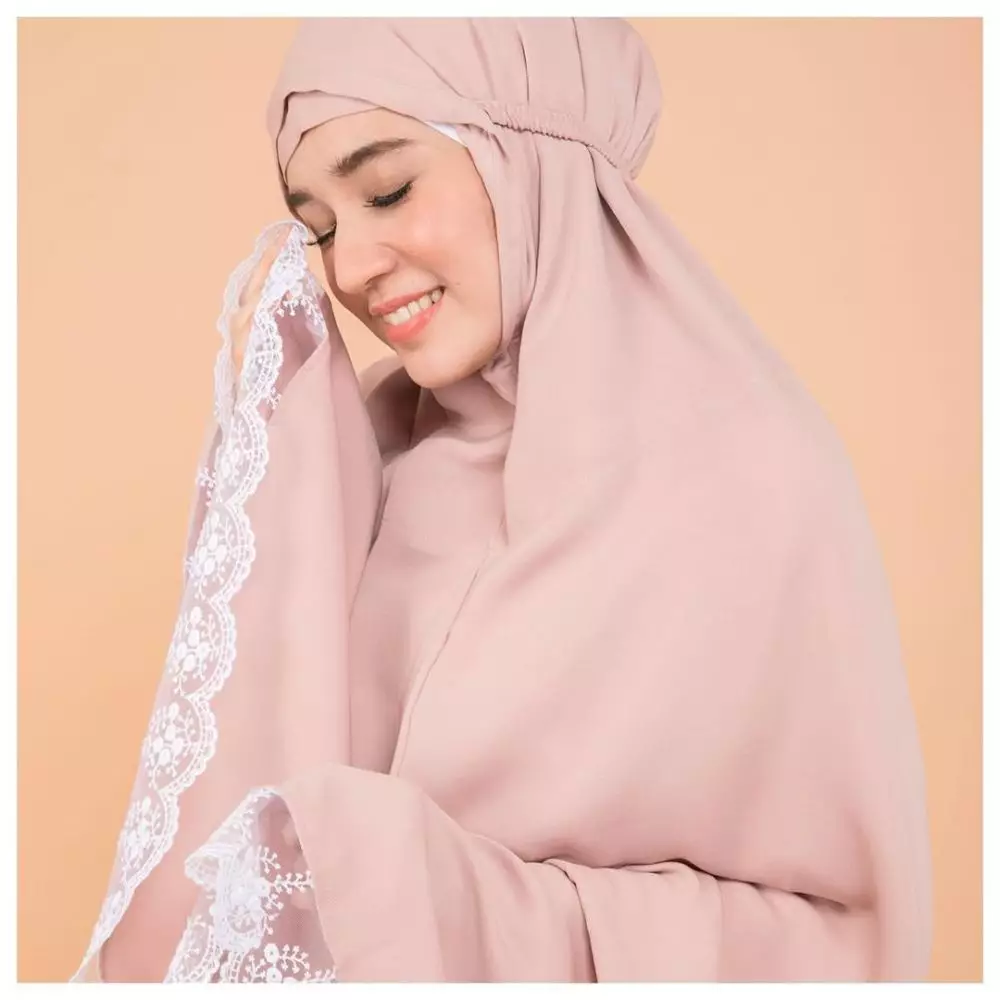 potret Dini Aminarti bermakeup tebal © 2021 brilio.net