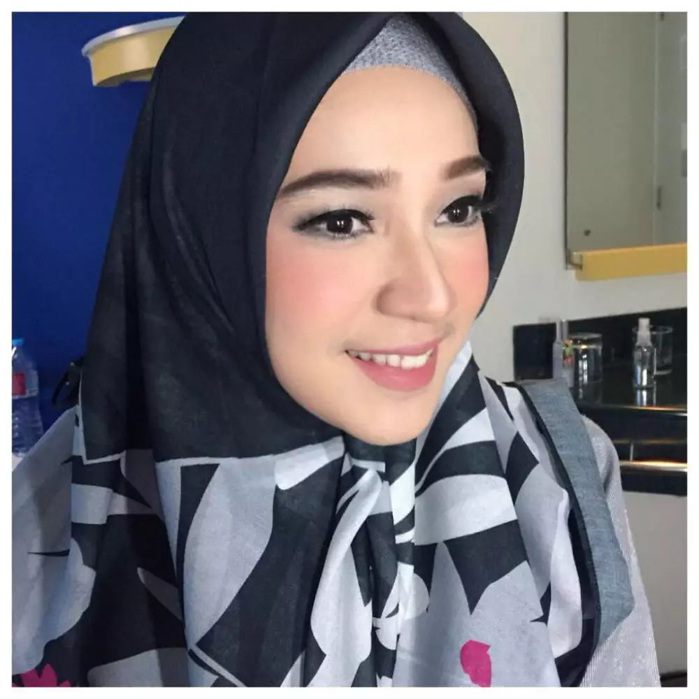 potret Dini Aminarti bermakeup tebal © 2021 brilio.net