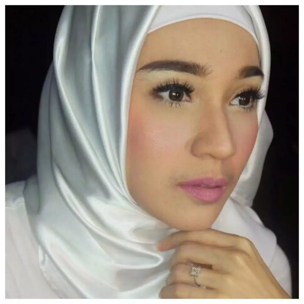 potret Dini Aminarti bermakeup tebal © 2021 brilio.net