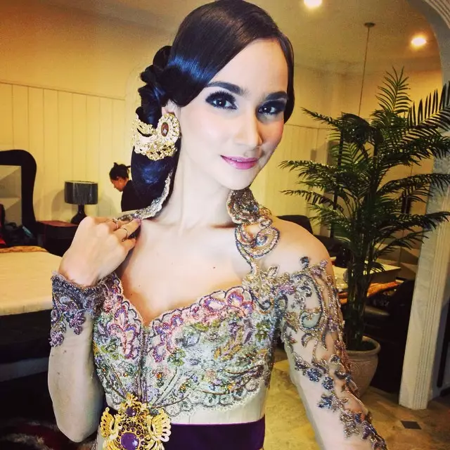 Ilmira pakai kebaya © Instagram Ilmira pakai kebaya © Instagram