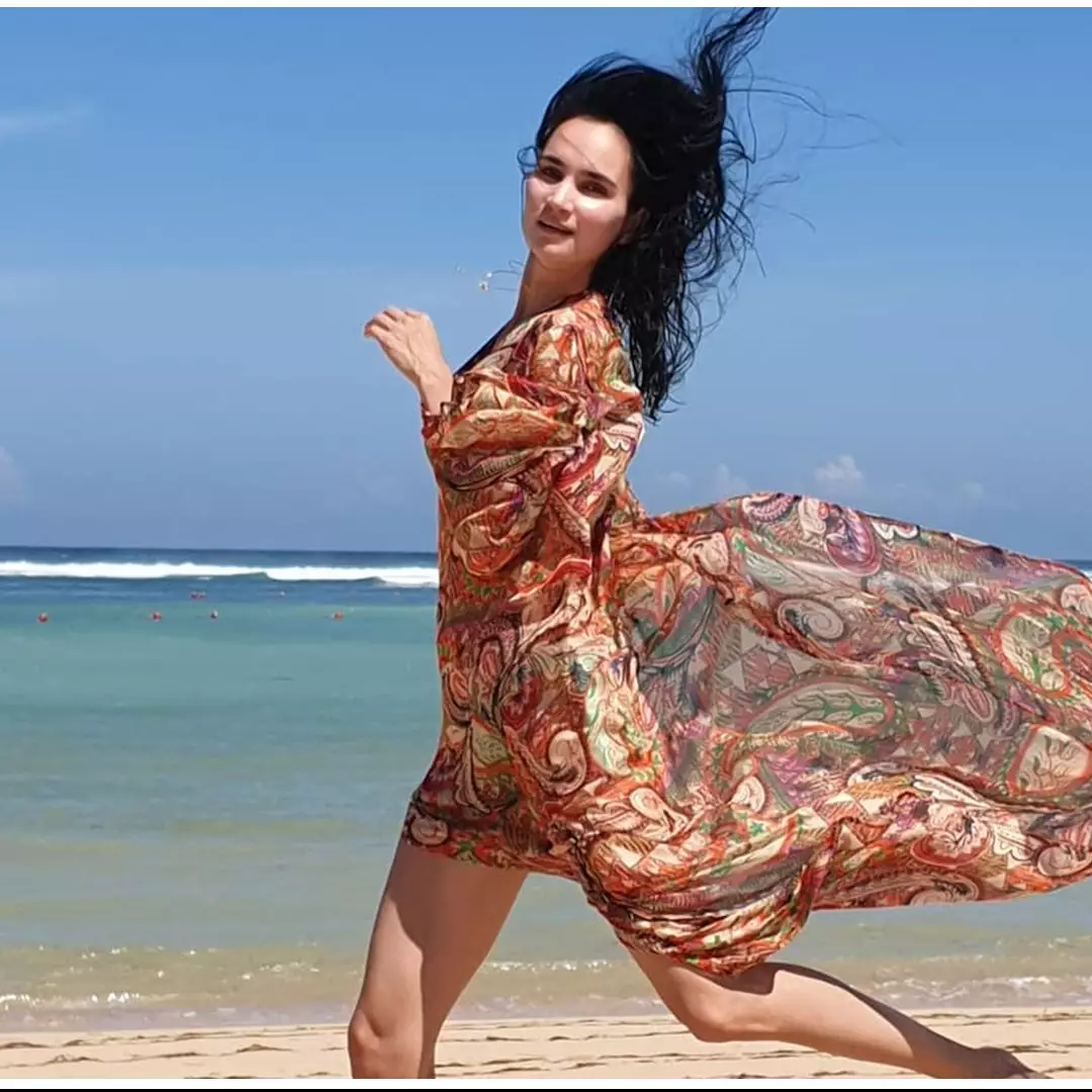 7 Pesona Ilmira Usmanova istri bule Teuku Zacky saat pakai kebaya