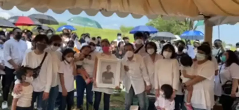 Potret prosesi pemakaman Raditya Oloan © 2021 brilio.net Potret prosesi pemakaman Raditya Oloan © 2021 brilio.net